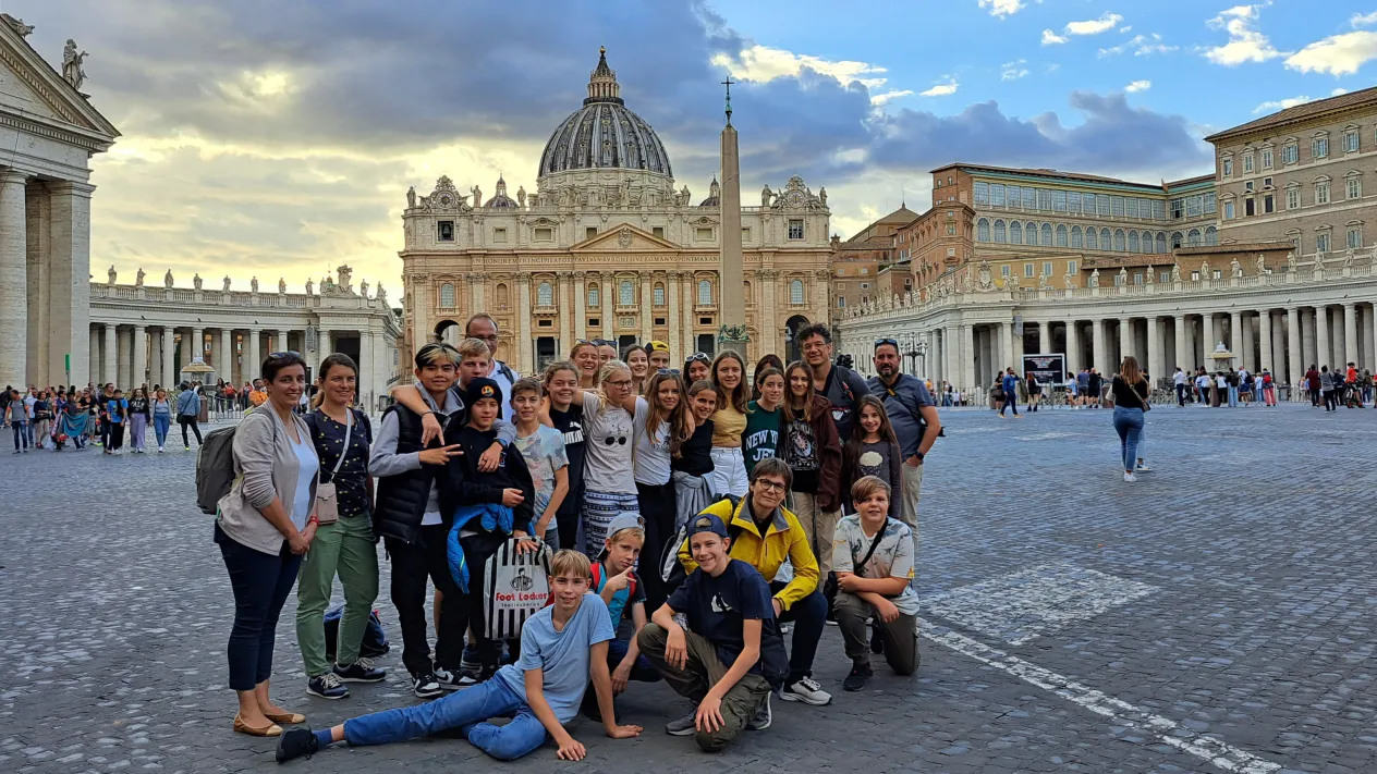 Gruppenfoto vor Petersdom (Foto: Agnes Avagyan)